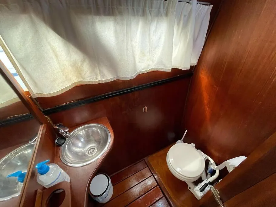 Barco Acogedor - Cosy Boat - Barcelona Hotel Botel